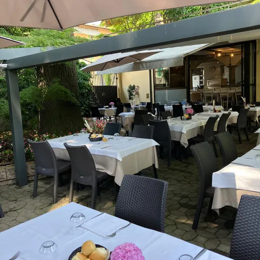 Il porticato visto verso l'ingresso della sala interna