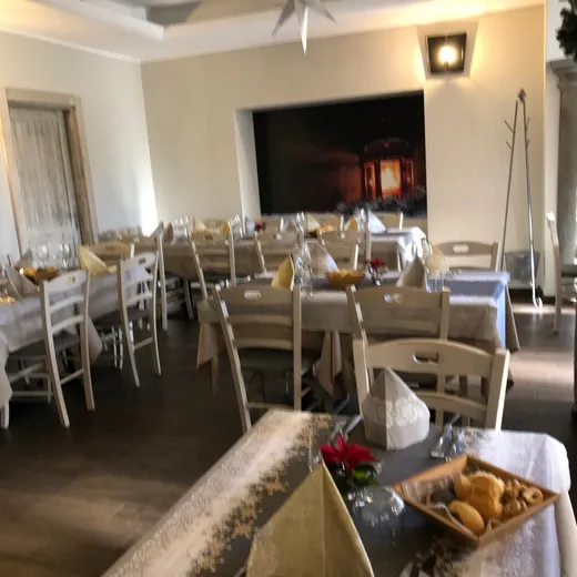 La sala interna con le colonne ad arco